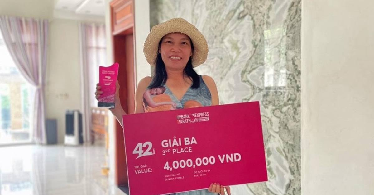 Chị Lê Thị Duôn vui mừng và tự hào đoạt giải Ba hạng mục độ tuổi cự ly Full Marathon 42Km taị VPBank VnExpress Marathon Ho Chi Minh City Midnight 2024 - Ảnh do nhân vật cung cấp