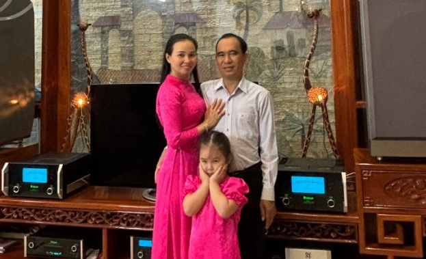 Anh Bùi Văn Thành bên gia đình