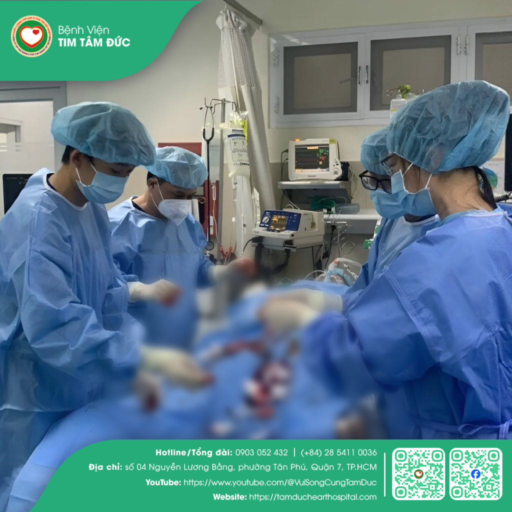 Các bác sĩ đang cấp cứu bệnh nhân