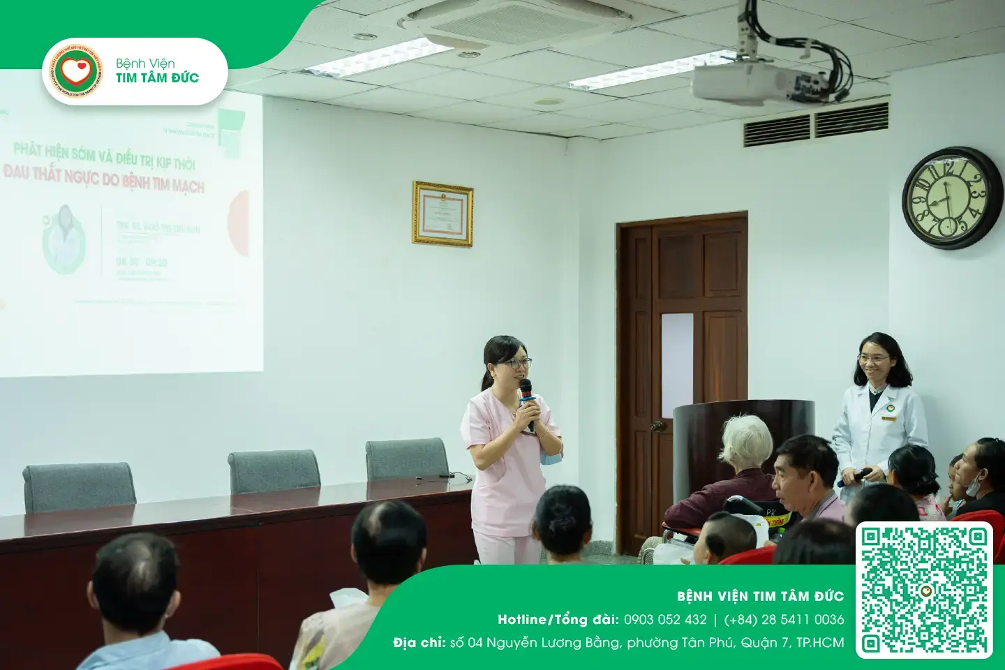 Người tham gia đặt câu hỏi tại buổi tư vấn