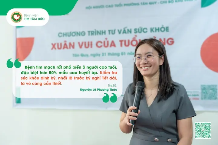 Bác sĩ Tâm Đức chỉ cách theo dõi huyết áp, chú ý dinh dưỡng cho người cao tuổi khu chung cư HAGL 1 - Quận 7