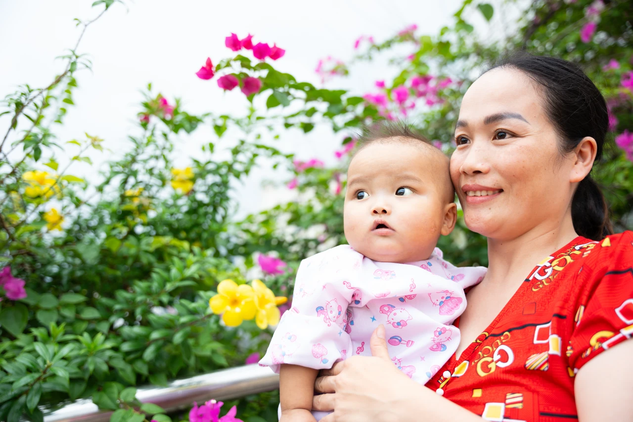 Bé L cùng mẹ tại bệnh viện