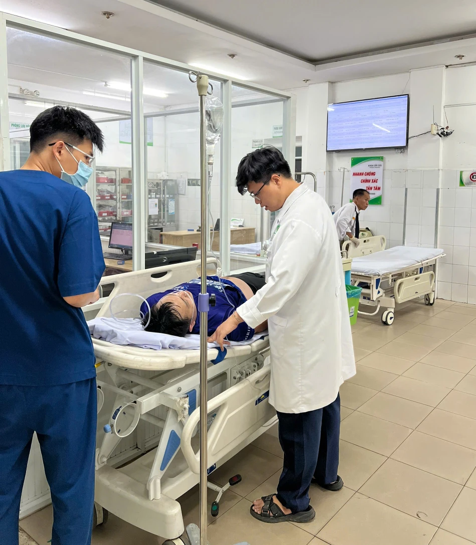 Bác sĩ Tâm Đức hỗ trợ cấp cứu vận động viên tại giải chạy Cúp Agribank 2025