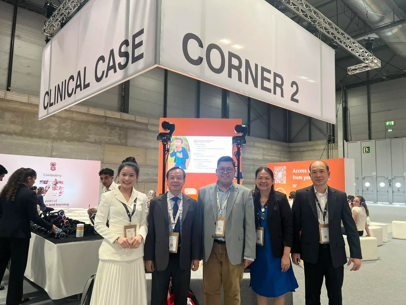 TS.BS. Lê Kim Tuyến cùng các đại diện Việt Nam