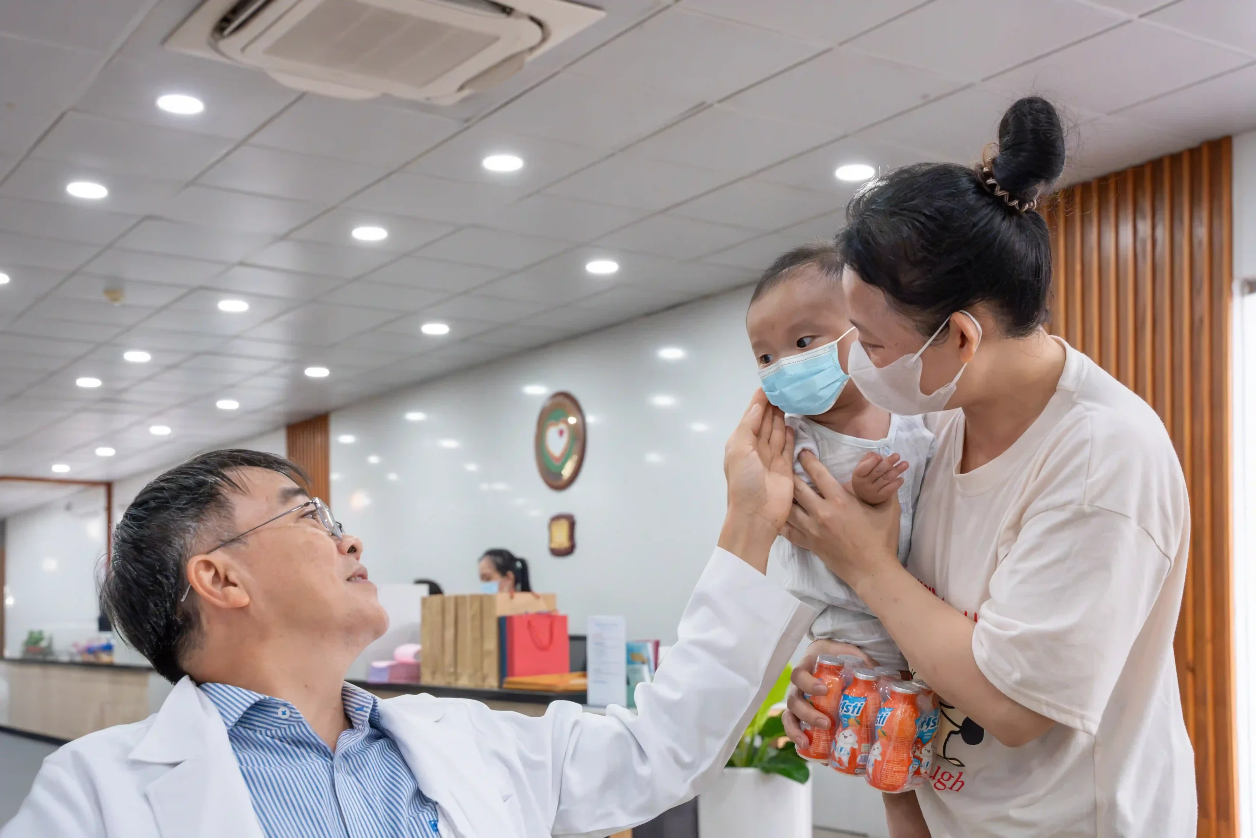 ThS BS Tạ Ngọc Long Phi khám bệnh cho trẻ em