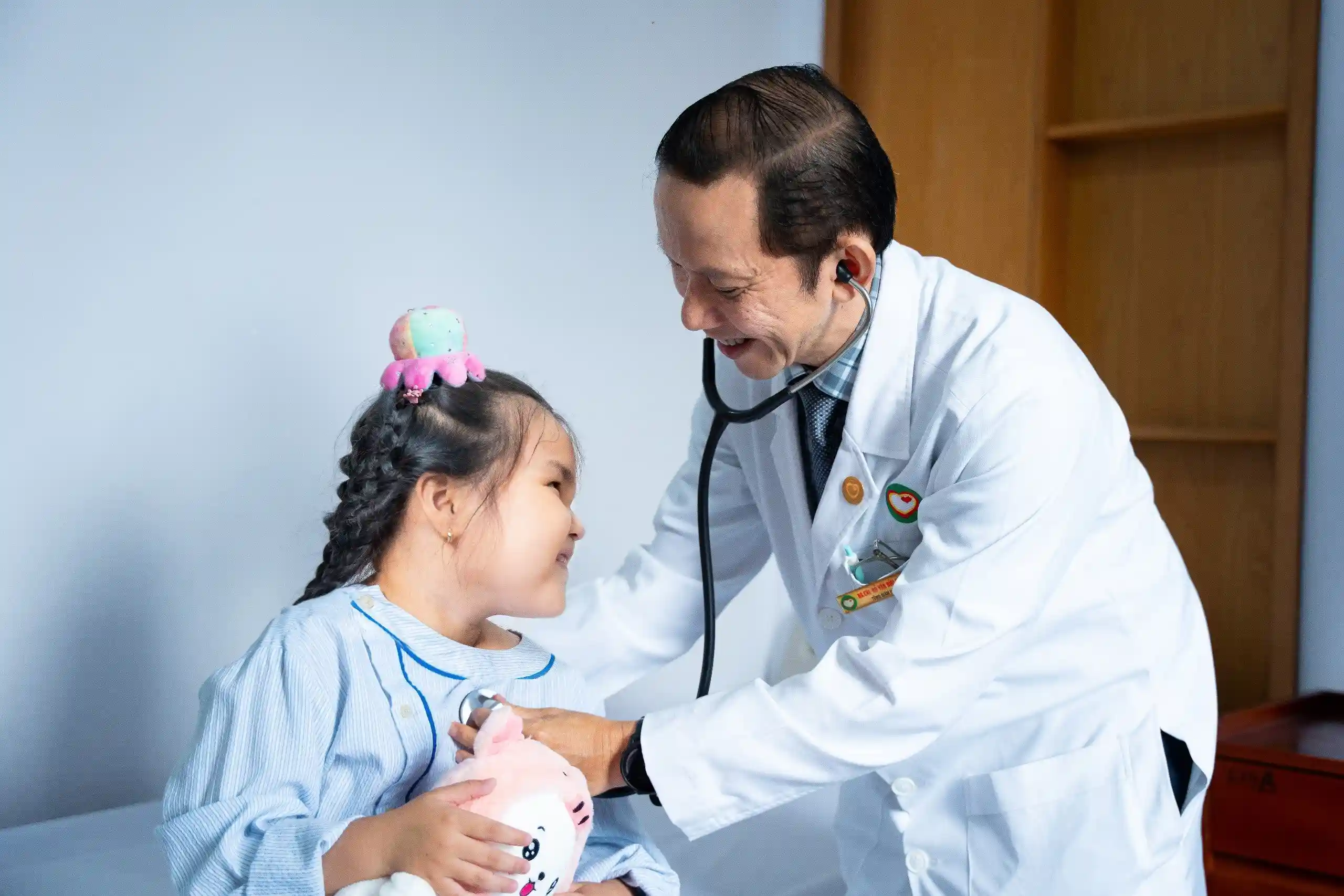 BS CKI Đỗ Văn Bửu Đan khám bệnh cho trẻ em