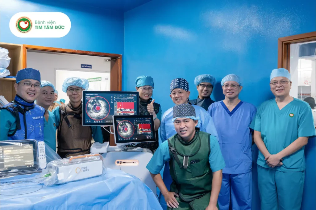 ekip thực hiện kỹ thuật IVUS - NIRS đầu tiên tại Tâm Đức