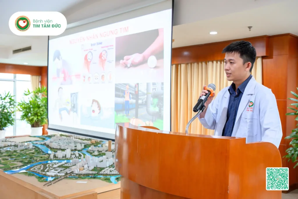 BS. Nguyễn Tuấn Tài hướng dẫn phần lý thuyết