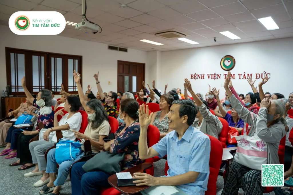 Cô chú giơ tay cho phần đố vui về chủ đề suy tim
