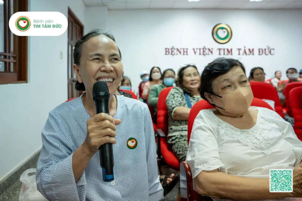 Người bệnh giao lưu trực tiếp với bác sĩ Ong Thị Tố Linh