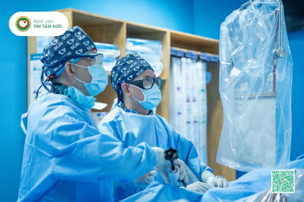 bác sĩ thực hiện thủ thuật thông tim